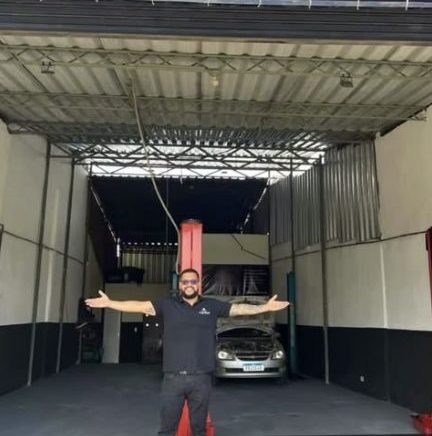 Maykon na entrada da oficina MK Car Service